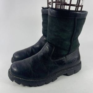 UGG Wrangell Men Genuine Sheepskin leather size 9 short pull on boots.